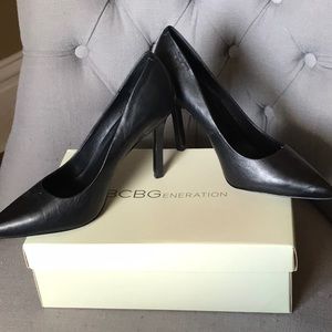 BCBG black heel pumps💋💋💋